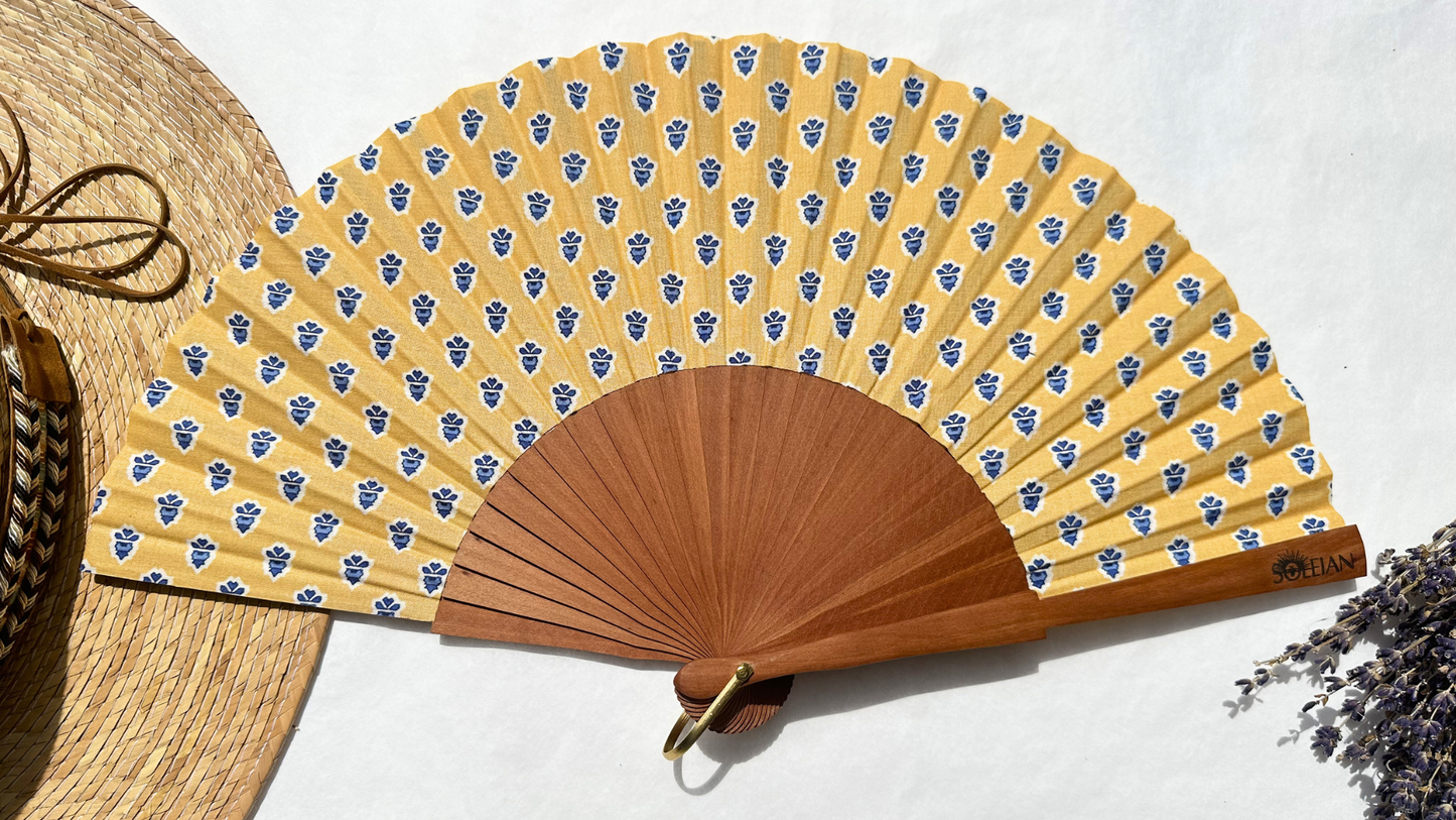 Éventail Amandine en véritable tissu provençal jaune fabriqué en Provence avec monture en bois naturel, confection artisanale SOLEIAN.