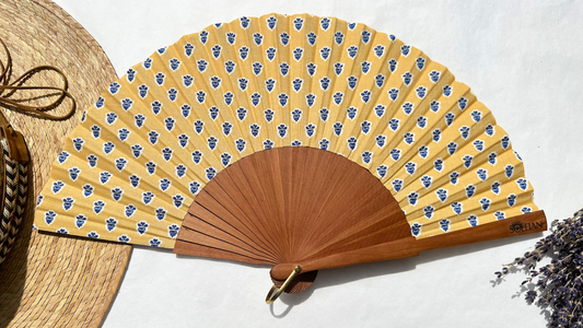 Éventail Amandine en véritable tissu provençal jaune fabriqué en Provence avec monture en bois naturel, confection artisanale SOLEIAN.