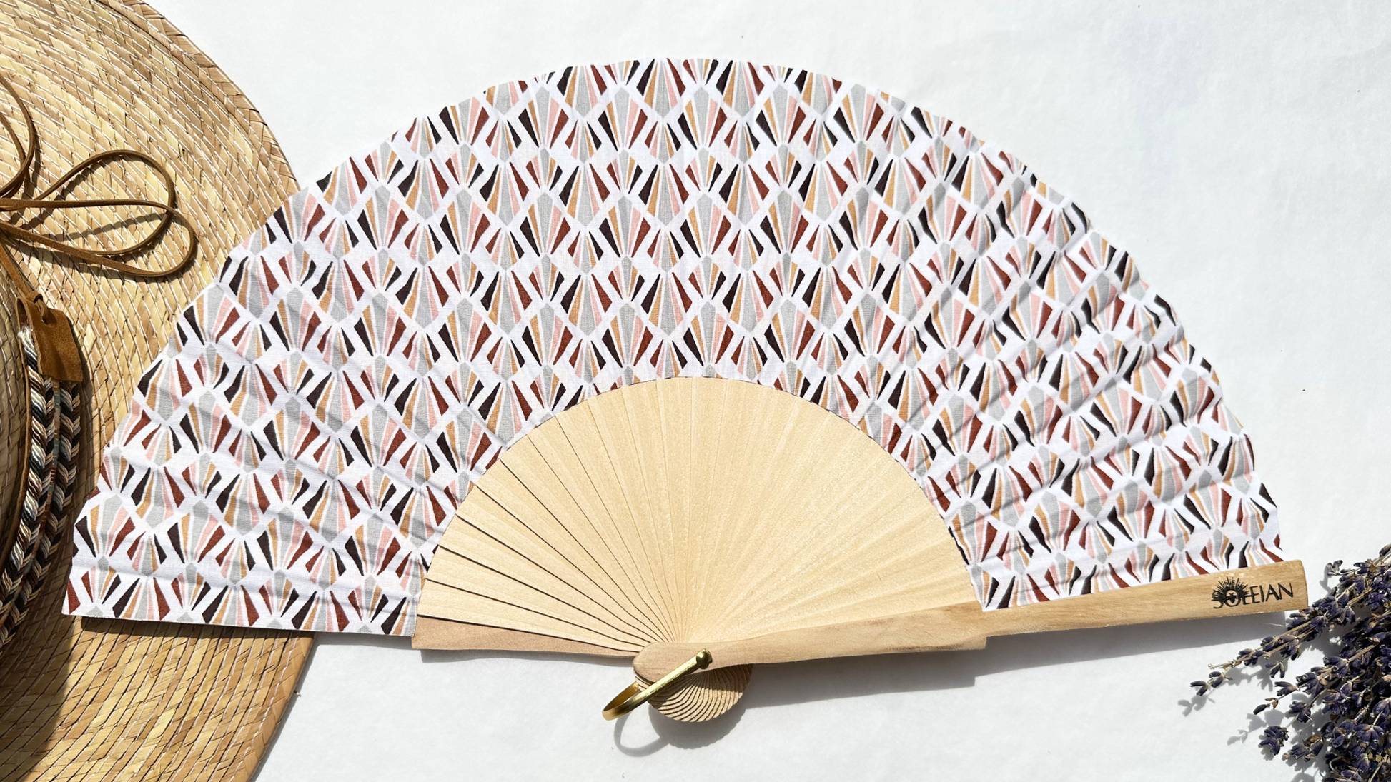 Éventail Garance en coton aux motifs graphiques terracotta avec monture en bois naturel fabriqué artisanalement en Provence.