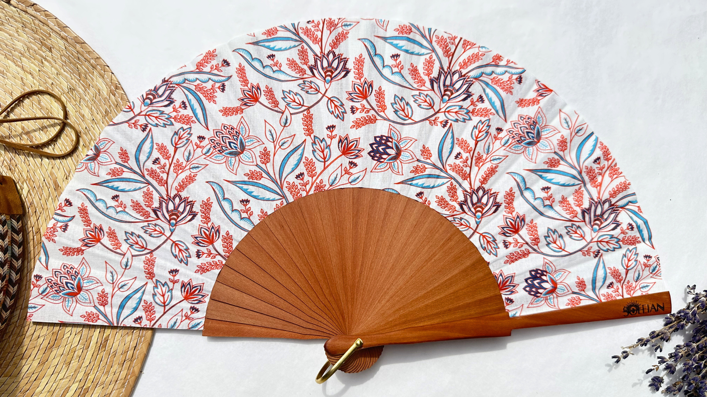 Éventail Rosalie en coton à motifs floraux corail, bleu et terracotta avec monture en bois naturel, fabriqué artisanalement en Provence.